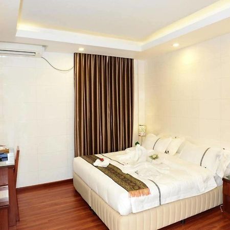 8Day Hotel Rangoon Buitenkant foto