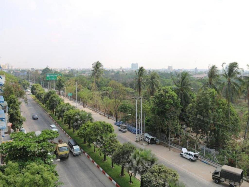 8Day Hotel Rangoon Buitenkant foto