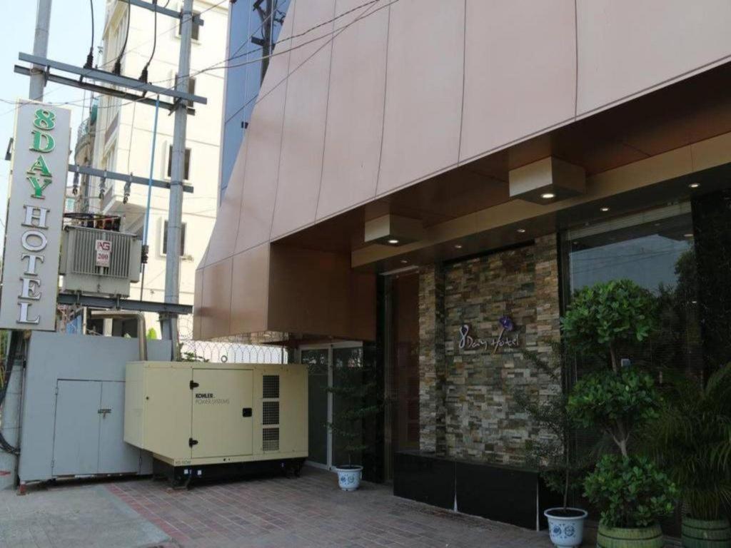 8Day Hotel Rangoon Buitenkant foto