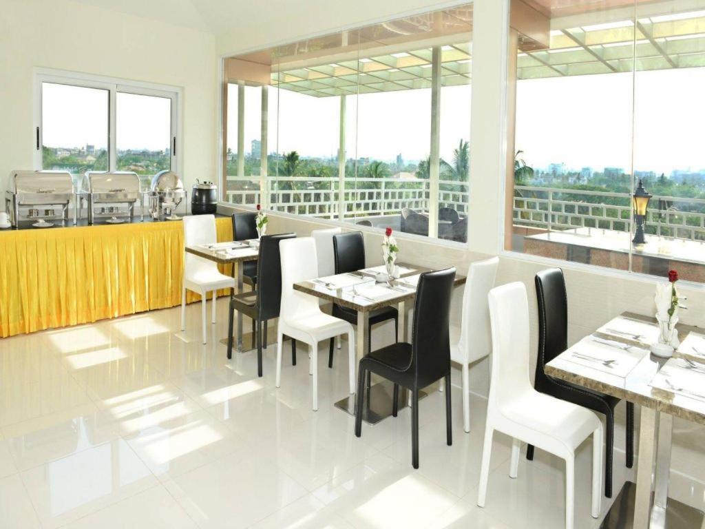 8Day Hotel Rangoon Buitenkant foto