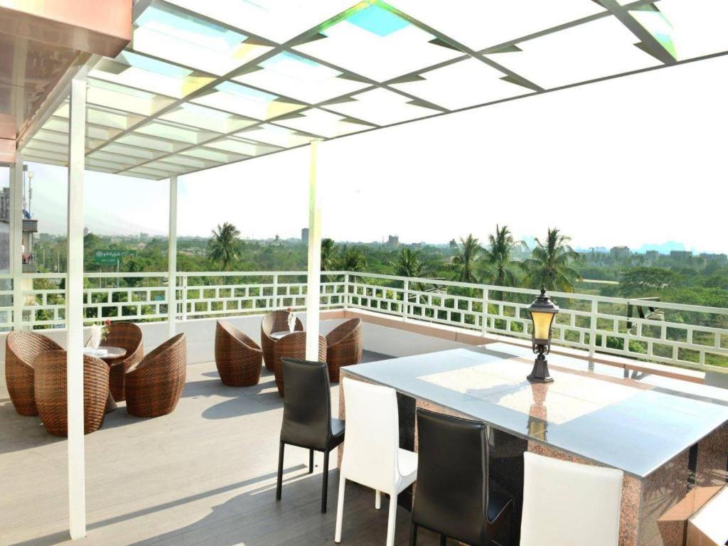 8Day Hotel Rangoon Buitenkant foto