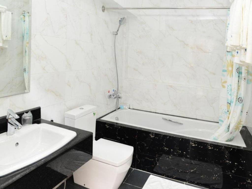 8Day Hotel Rangoon Buitenkant foto