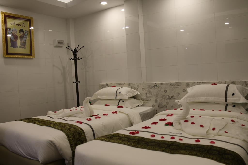 8Day Hotel Rangoon Buitenkant foto