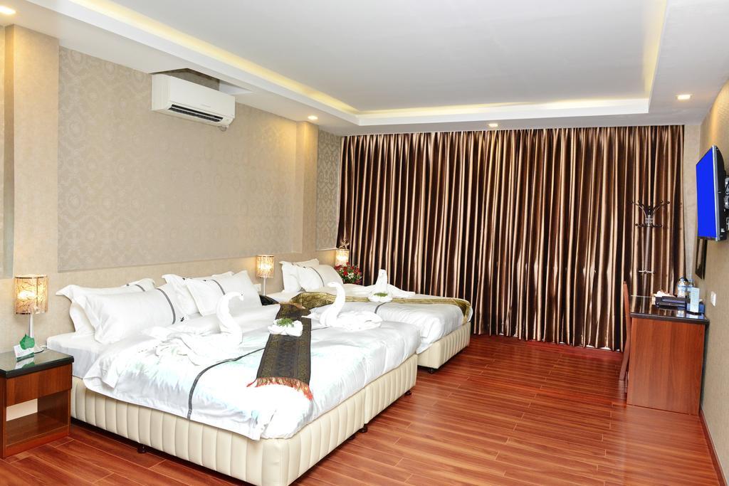 8Day Hotel Rangoon Buitenkant foto