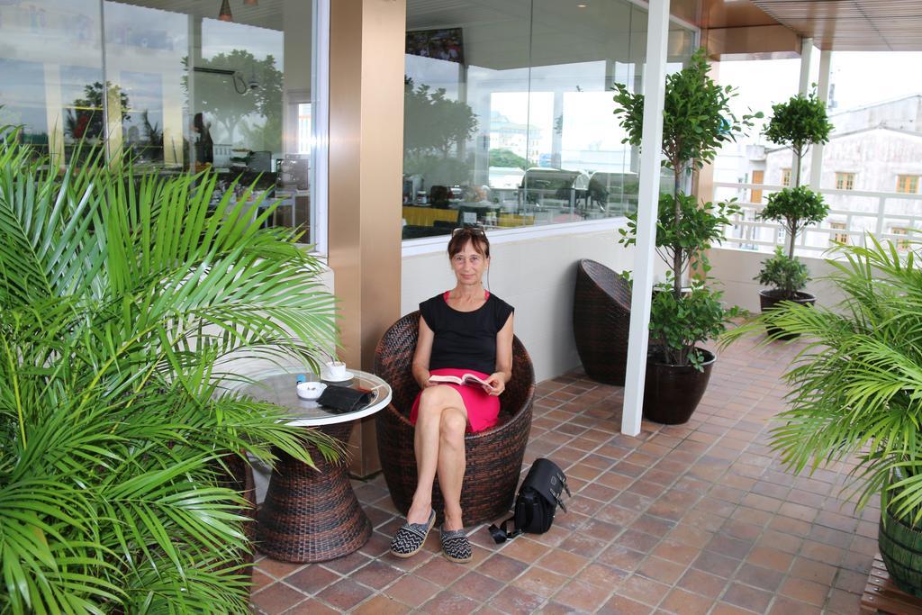 8Day Hotel Rangoon Buitenkant foto