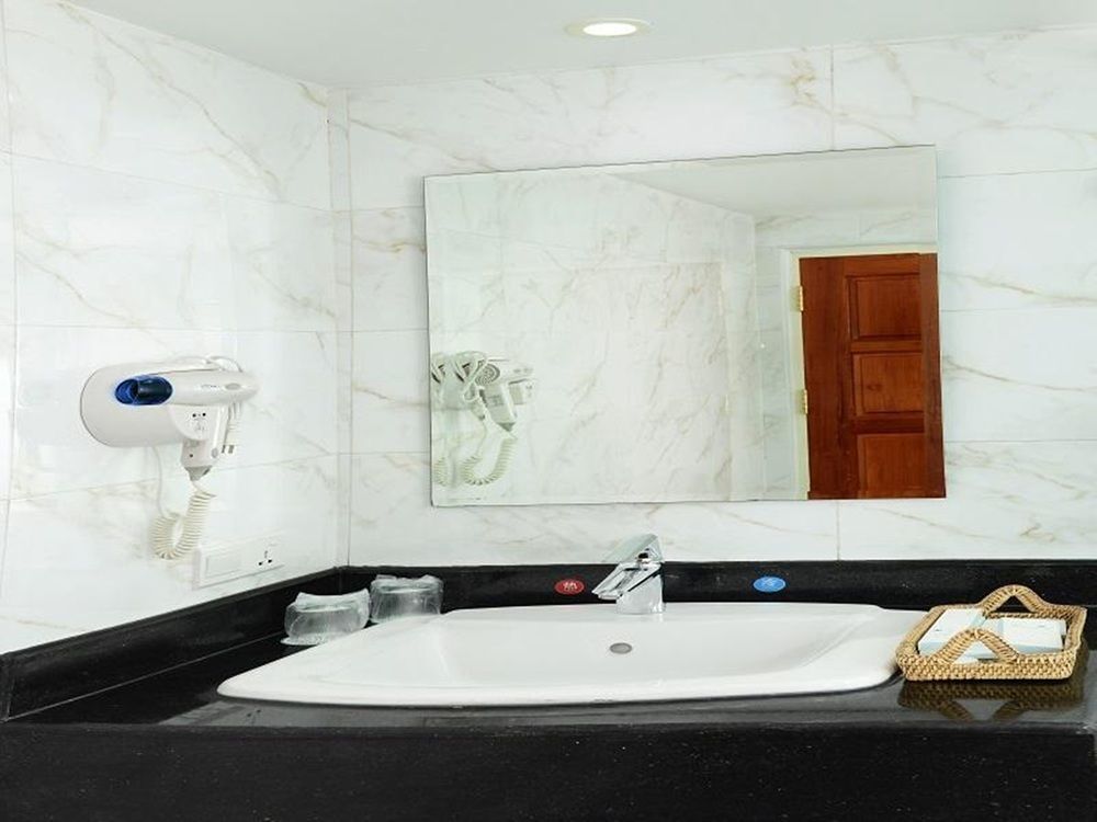8Day Hotel Rangoon Buitenkant foto
