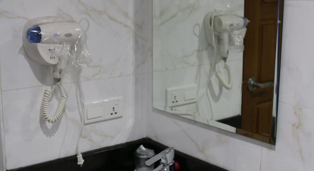 8Day Hotel Rangoon Buitenkant foto